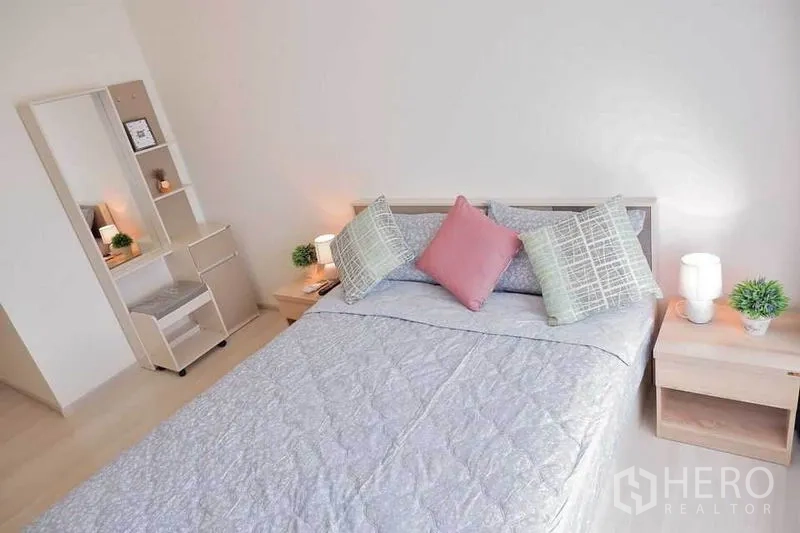 公寓 出租在Huai Khwang, Bangkok - 主卧配大床、床头柜与梳妆台，曼谷公寓。