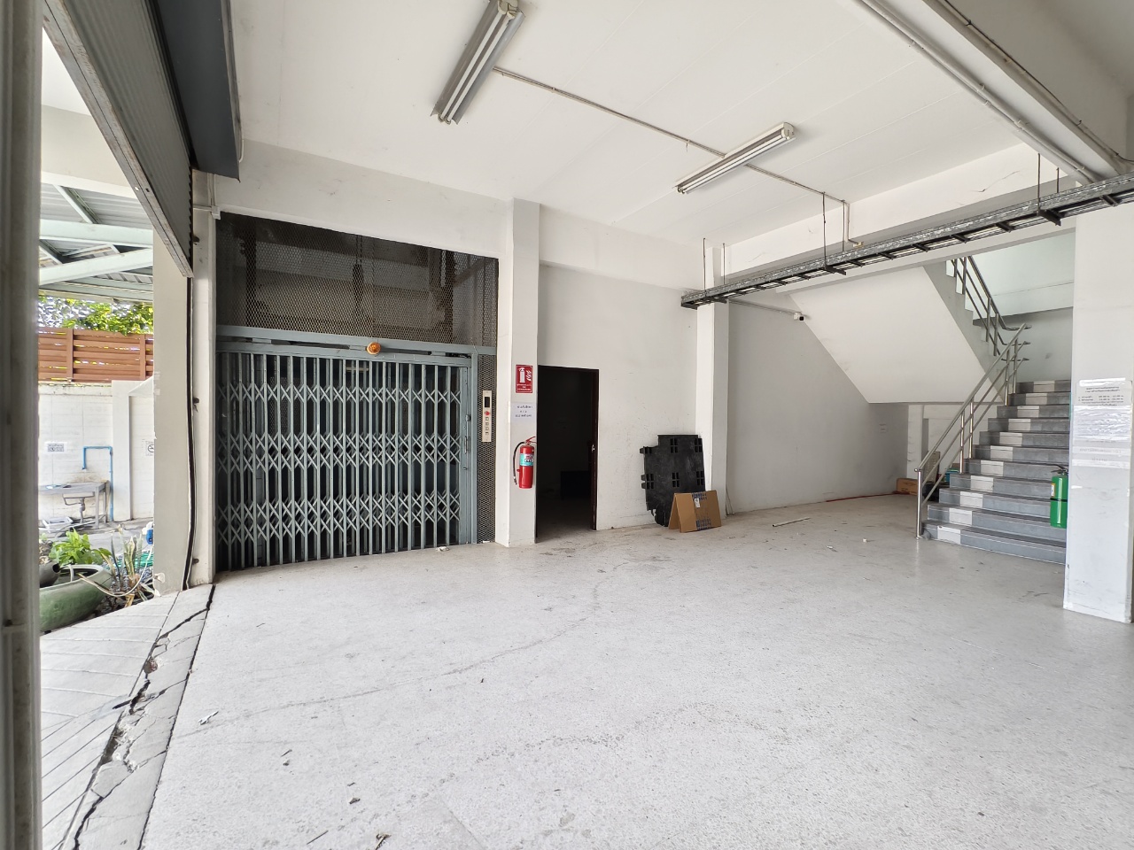 Warehouse for rent in Lat Krabang, Bangkok - Covered loading area with roller shutter and access to the freight elevator.