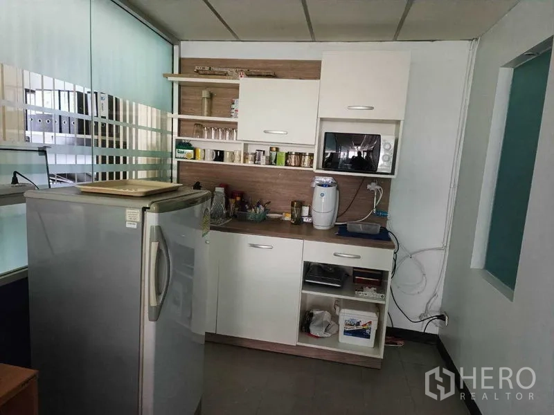 办公空间 出租在Ratchathewi, Bangkok - 办公室茶水间，配备冰箱、微波炉与储物柜。