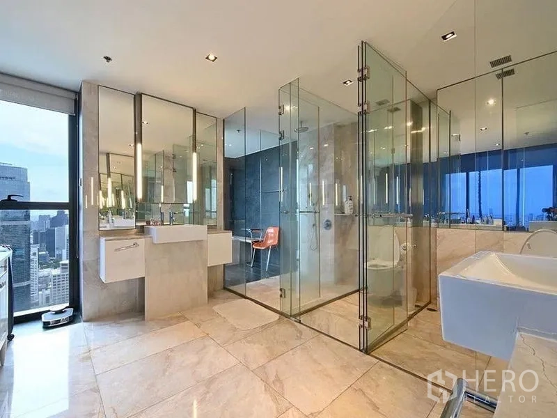 คอนโด ให้เช่าในSathon, Bangkok - ห้องน้ำมาสเตอร์หรู ปูหินอ่อน อ่างล้างหน้าคู่ ห้องอาบน้ำและโถสุขภัณฑ์กระจก พร้อมวิวสกายไลน์
