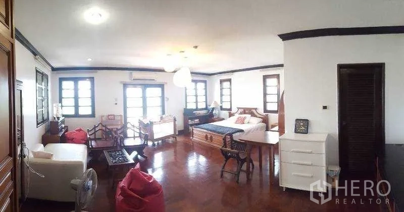 独立式住宅 出租在Bang Phli, Samut Prakan - 主卧带大床，多扇窗户与阳台门。