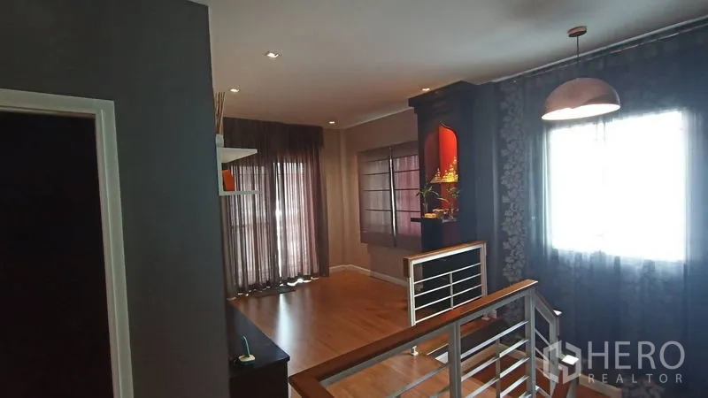 บ้าน ขายในPrawet, Bangkok - โถงชั้นบน โคมแขวน ราวกันตก และผ้าม่านยาวจรดพื้น
