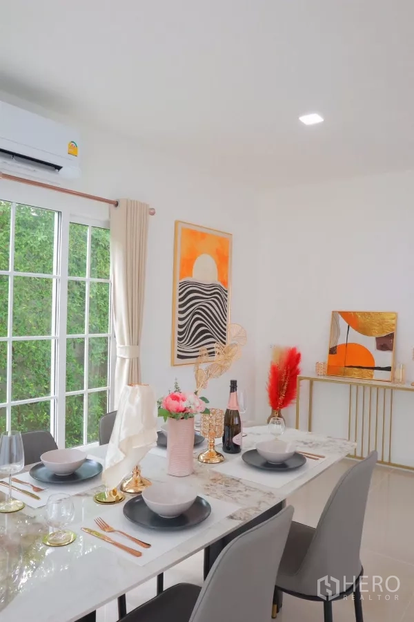 独立式住宅 出租在Bang Phli, Samut Prakan - 餐区带花园景推拉门与现代艺术装饰。