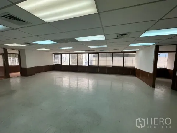 办公空间 出租在Watthana, Bangkok - 开放工作区，整排窗户采光充足，瓦他那市景。
