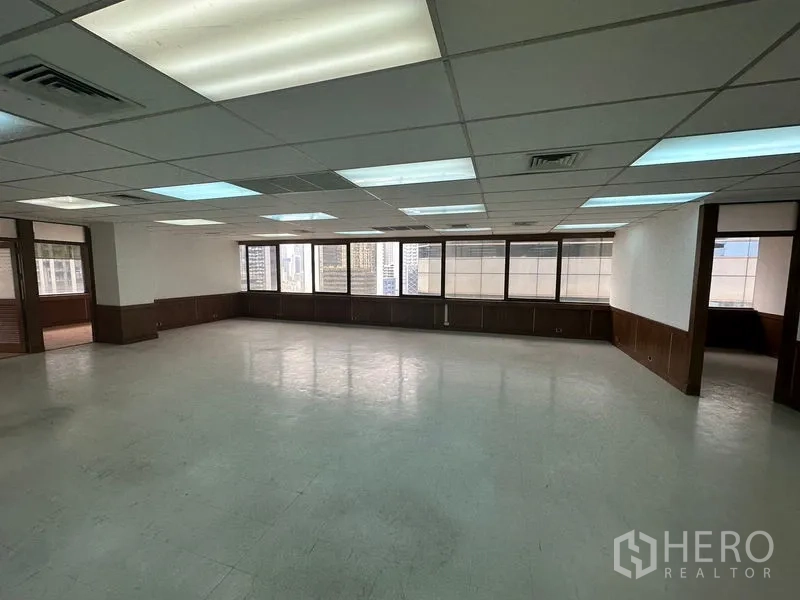 办公空间 出租在Watthana, Bangkok - 开放工作区，整排窗户采光充足，瓦他那市景。