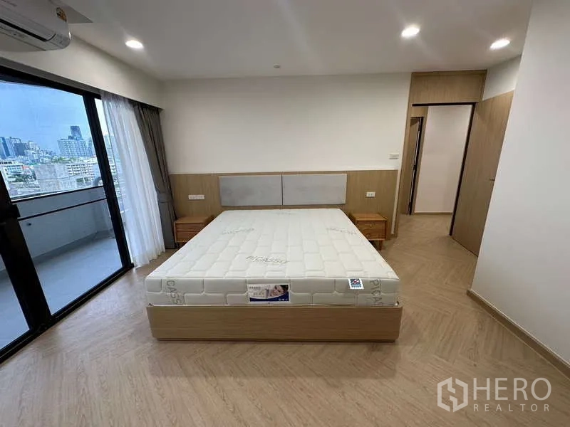 公寓 出租在Watthana, Bangkok - 卧室连通阳台，双床头柜，城市全景