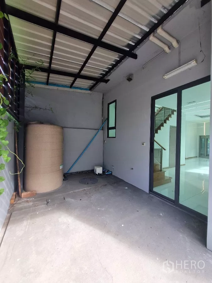Home Office for rent in Khlong Toei, Bangkok - Sheltered side parking space with a sliding glass door into the interior.