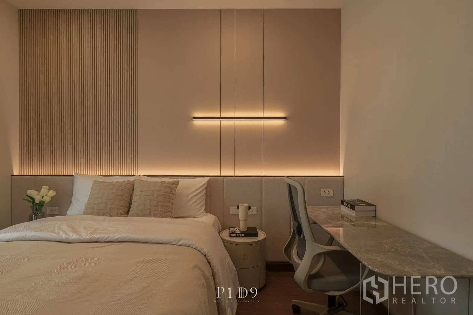 独栋房屋 for rent in Bang Phli, Samut Prakan - 次卧带墙面氛围灯与学习书桌。