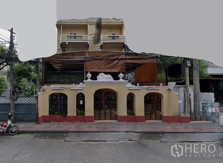 อาคารพาณิชย์ ให้เช่าในKhlong Toei, Bangkok - ด้านหน้าตึกอาคารพาณิชย์ หน้าซุ้มโค้ง ระเบียง และเทอเรซมุงหลังคา