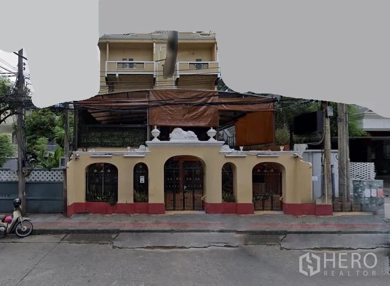 อาคารพาณิชย์ ให้เช่าในKhlong Toei, Bangkok - ด้านหน้าตึกอาคารพาณิชย์ หน้าซุ้มโค้ง ระเบียง และเทอเรซมุงหลังคา