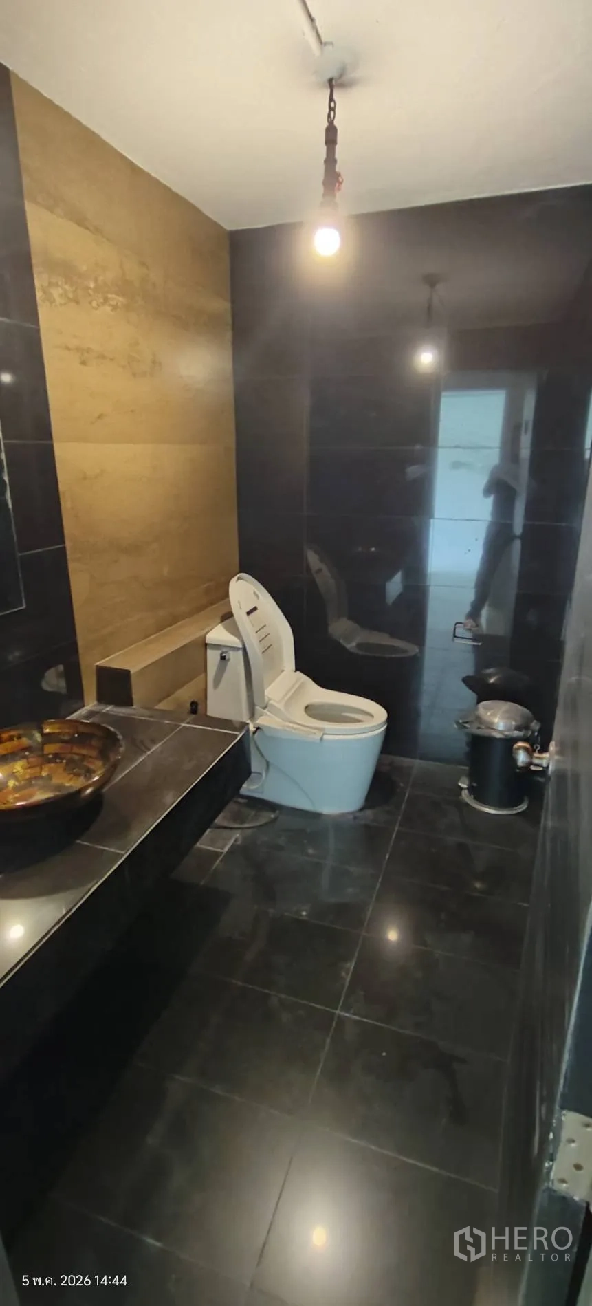 店屋 for rent in Watthana, Bangkok - 深色瓷砖卫浴，台上盆与坐便器