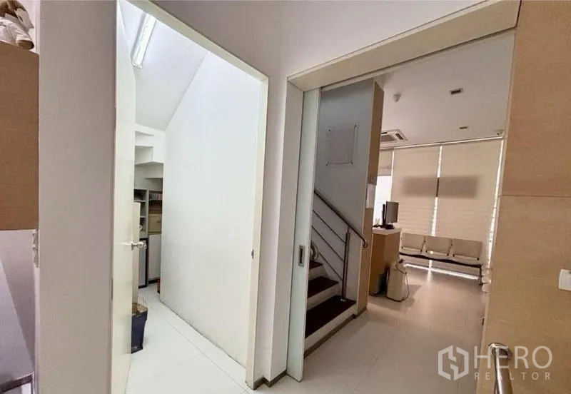 带办公室的家 出租在Watthana, Bangkok - 走廊视角，带推拉门、楼梯与旁侧储物间