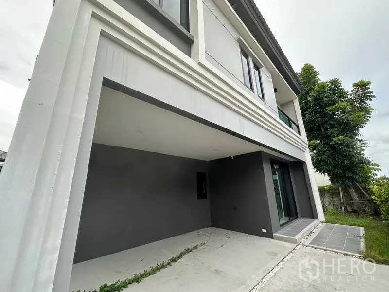 独立式住宅 出售在Khlong Sam Wa, Bangkok - 覆盖车棚与侧门，位于阳台下方