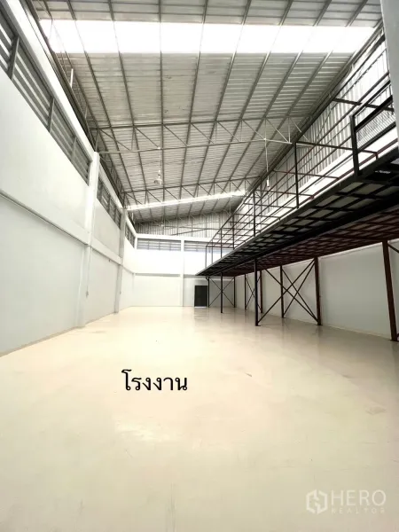 โรงงาน ให้เช่าหรือขายในMueang Samut Sakhon, Samut Sakhon - ภายในโรงงานสว่าง เพดานสูง มีชั้นลอยเหมาะสำหรับจัดเก็บสินค้า