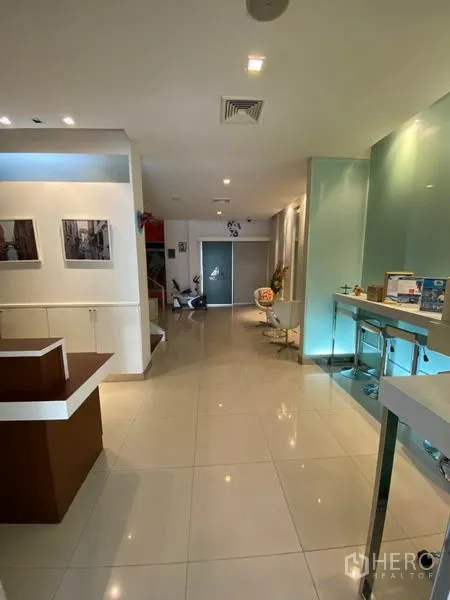 带办公室的家 出租在Wang Thonglang, Bangkok - 一层接待区，吧台、高脚凳与抛光地砖。