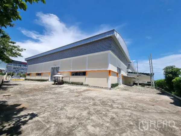 โรงงาน ให้เช่าในSamut Prakan - ด้านหลังโรงงานพร้อมลานคอนกรีตกว้างและประตูเซอร์วิส