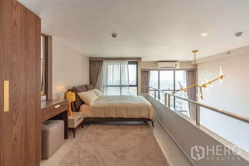 公寓 出租在Sathon, Bangkok - 夹层卧室配衣柜与梳妆台，采光充足。