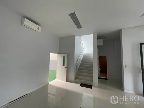 工厂 出租在Lam Luk Ka, Pathum Thani - 一层大堂与楼梯，旁有服务通道门