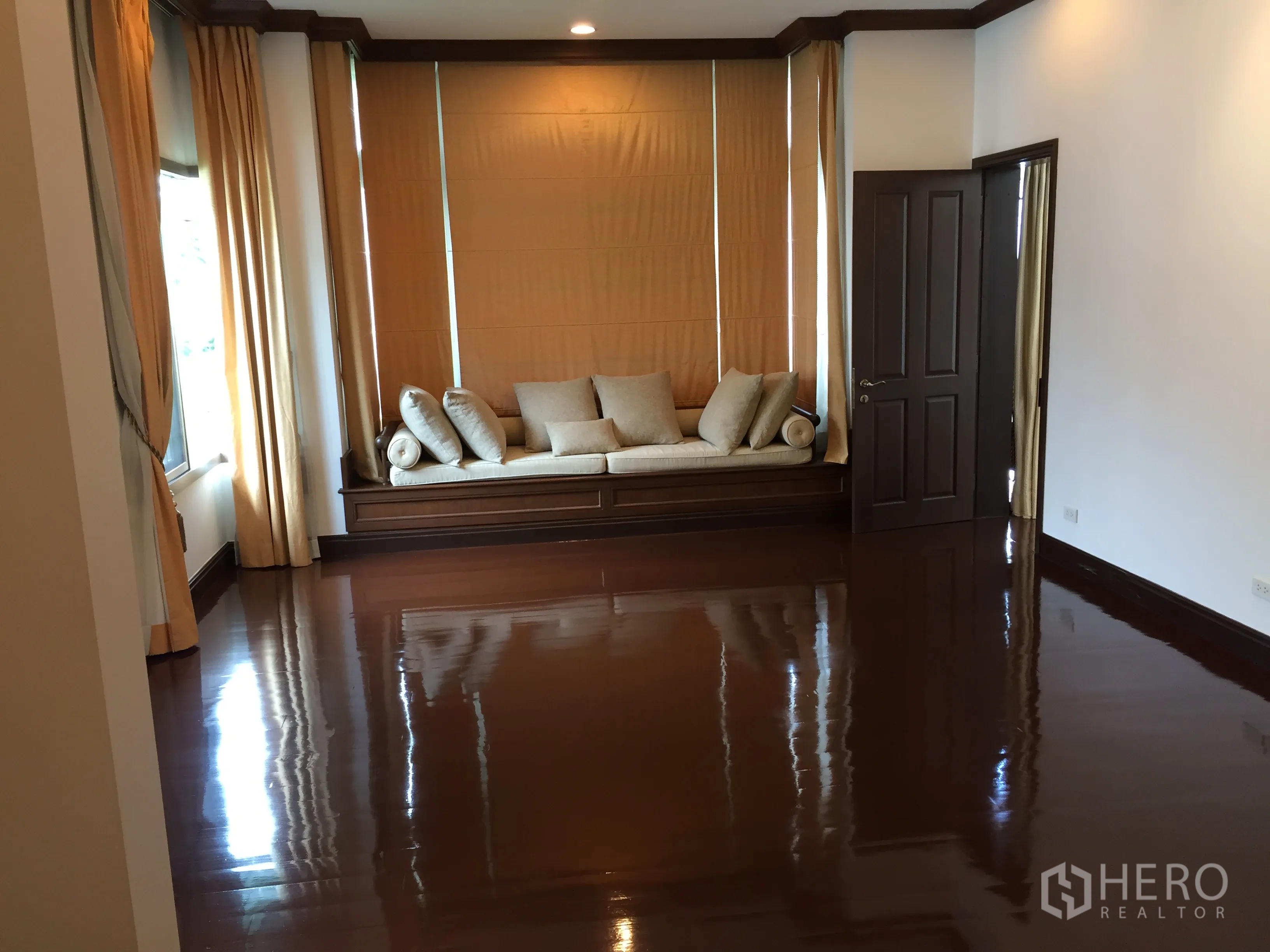 Detached House for rent in Yan Nawa, Bangkok - Large bedroom with bay-window daybed, curtains and polished hardwood floor.