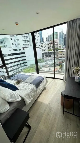 คอนโด ให้เช่าในWatthana, Bangkok - ห้องนอนมุมกระจกโอบล้อม พื้นไม้ และโต๊ะทำงาน มองวิวกรุงเทพฯ