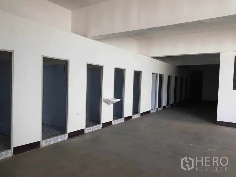Warehouse for rent in Nong Khaem, Bangkok - Row of small cubicle rooms suitable for restrooms or changing areas.