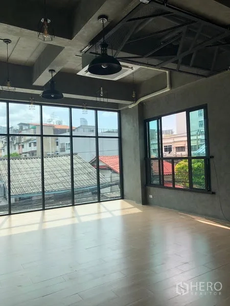 带办公室的家 出租在Suan Luang, Bangkok - loft风开放空间，外露天花、吊灯与整面玻璃窗。