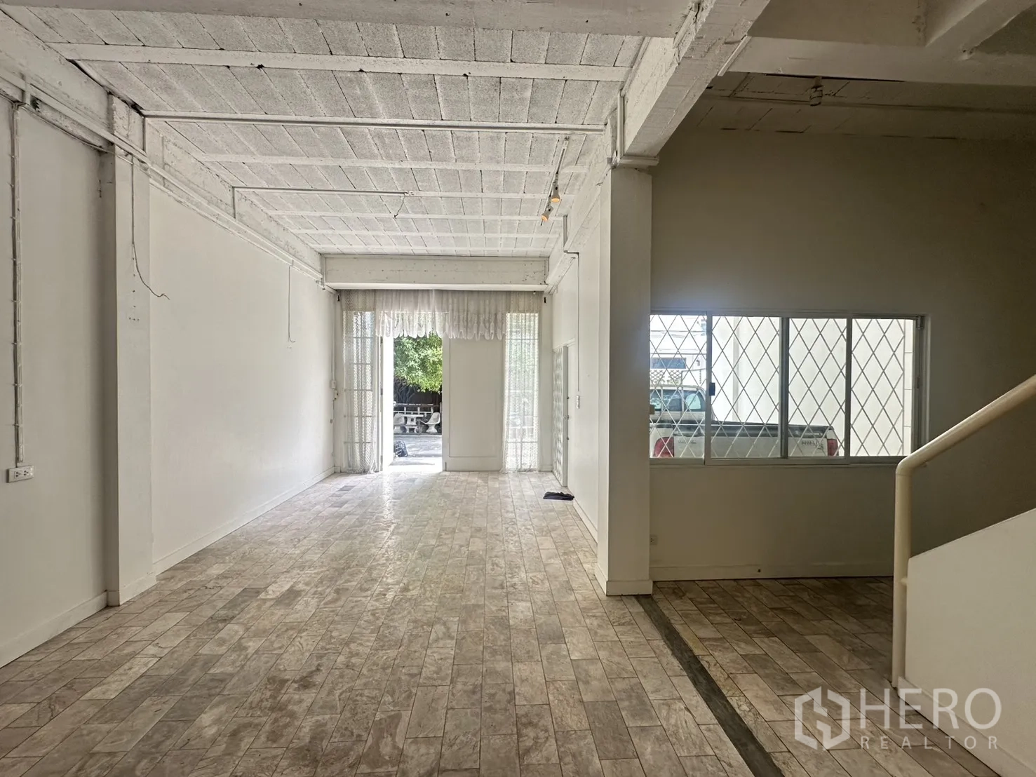 โฮมออฟฟิศ for rent in Watthana, Bangkok - ห้องยาวหันหน้าออกถนนพร้อมหน้าต่างเหล็กดัด.