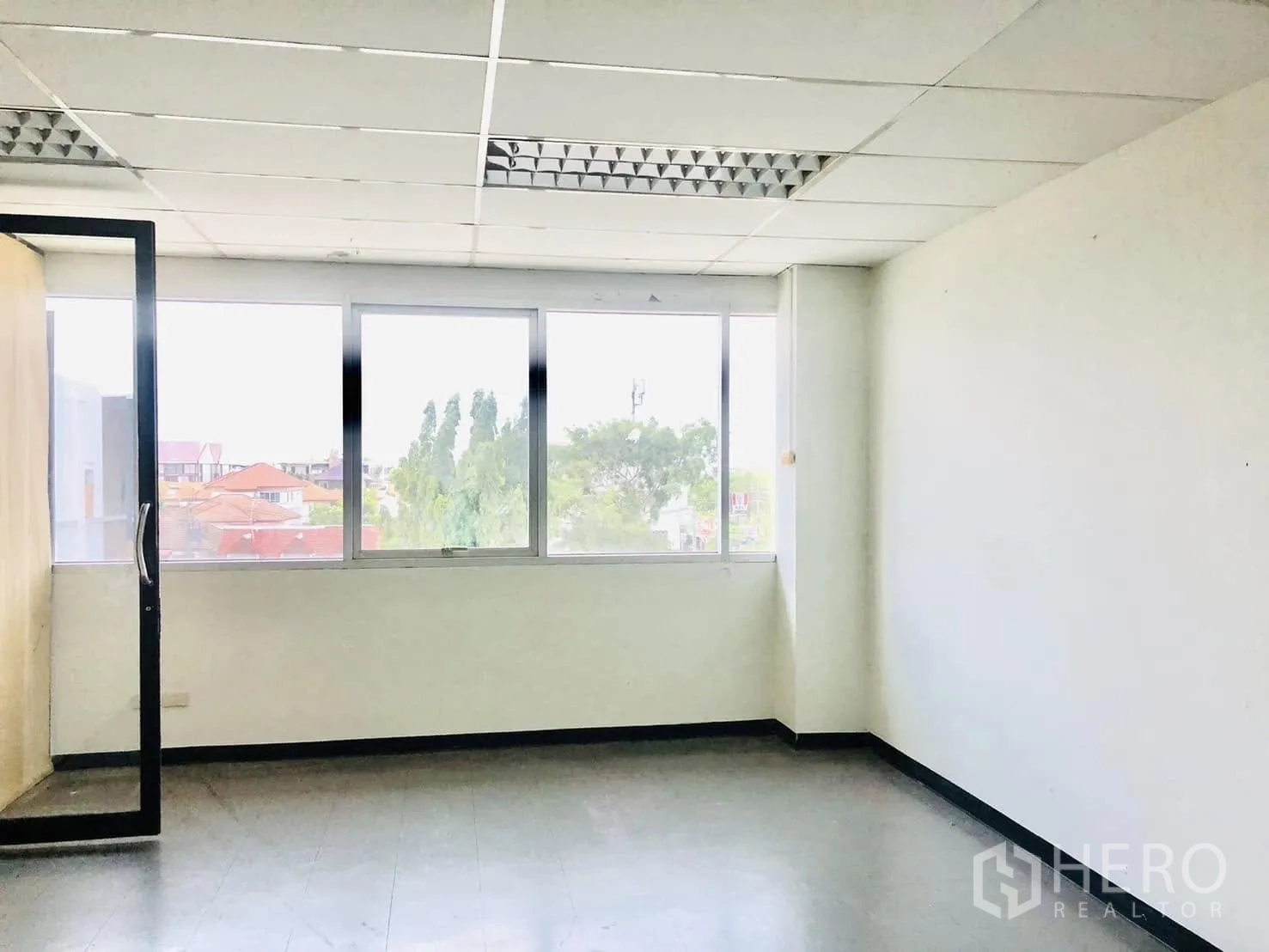 办公室 for rent in Lat Phrao, Bangkok - 明亮办公室，三扇窗和打开的玻璃门。
