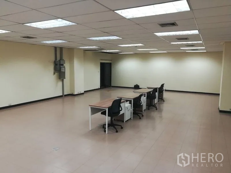 办公空间 出租在Bang Na, Bangkok - 宽敞开放式办公室，瓷砖地面，明亮吊顶灯，配有办公桌椅，靠近BTS Udom Suk，位于邦纳。