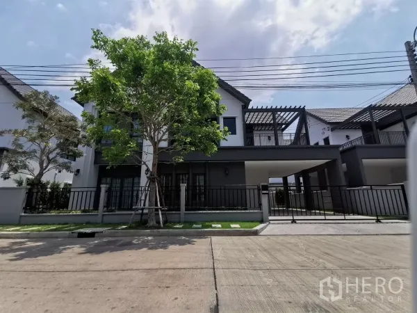บ้าน ให้เช่าในBang Phli, Samut Prakan - บ้านเดี่ยวสไตล์โมเดิร์น 2 ชั้น พร้อมรั้วและที่จอดรถในหมู่บ้านย่านบางพลี