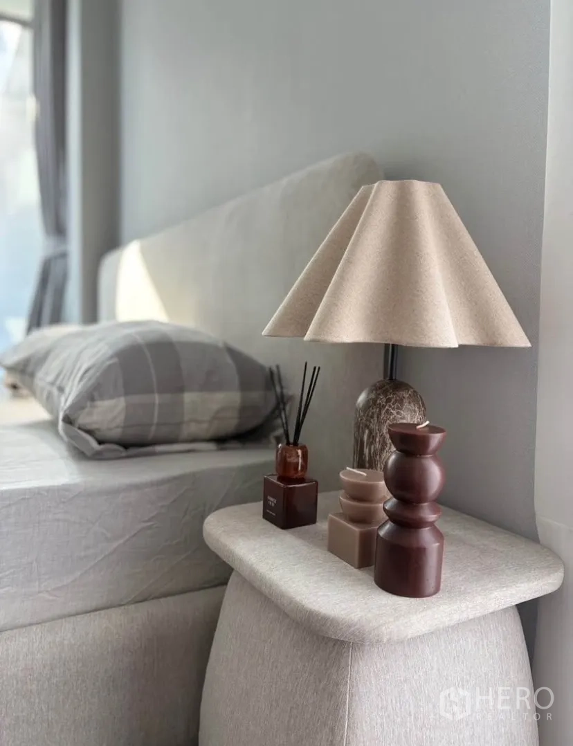 บ้านเดี่ยว for rent in Suan Luang, Bangkok - โต๊ะข้างเตียงพร้อมโคมไฟและของแต่ง ใกล้หัวเตียงบุผ้า