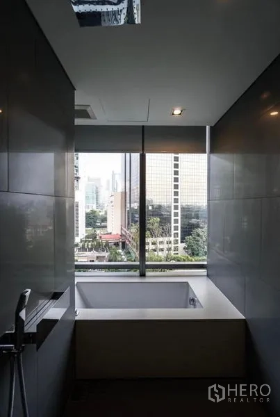 คอนโด ให้เช่าในSathon, Bangkok - ห้องอ่างอาบน้ำกรอบกระเบื้องสีเทา พร้อมหน้าต่างบานใหญ่เห็นวิวเมือง