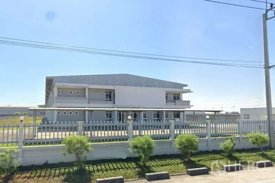 工厂 出租在Bang Bo, Samut Prakan - 位于Bang Bo工业园内的现代化工厂，带两层办公楼与围栏出入口。
