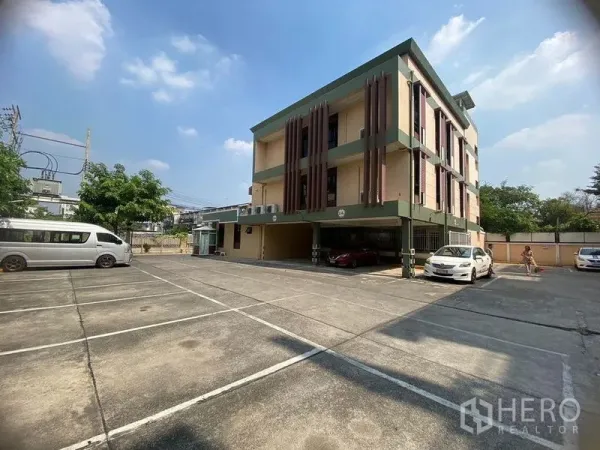 带办公室的家 出租在Don Mueang, Bangkok - 三层建筑全景，带大型露天停车场