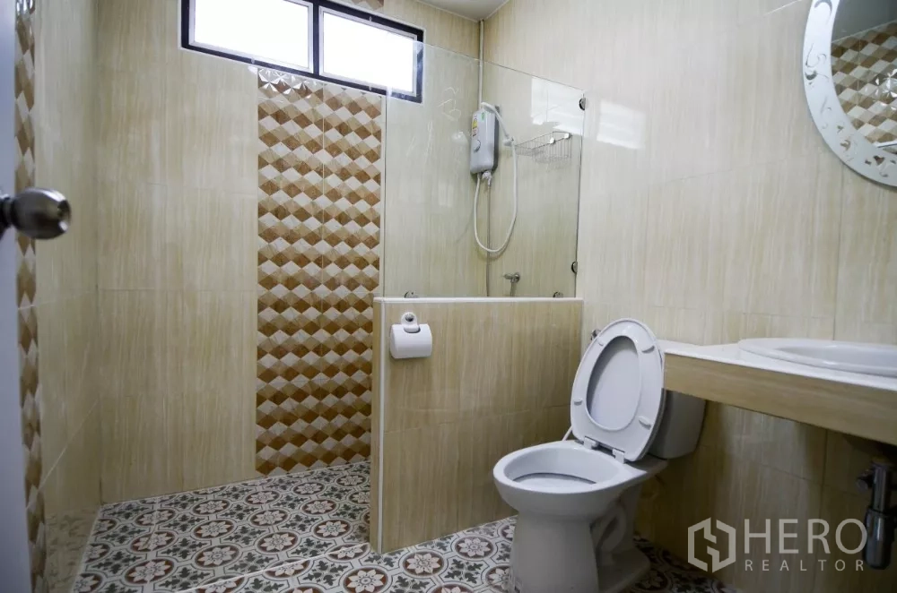 带办公室的家 出租在Lat Phrao, Bangkok - 浴室配玻璃淋浴隔断、热水器与米色墙砖。