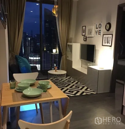 公寓 出租在Watthana, Bangkok - 开放式客餐厅连接阳台，夜色下的曼谷天际线一览无余。