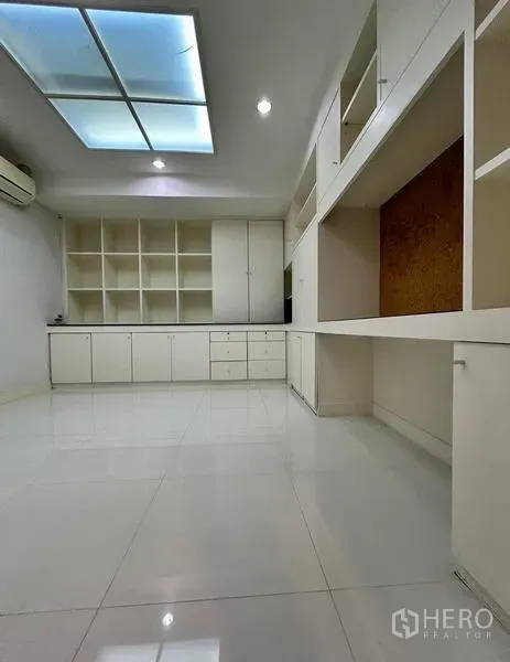 带办公室的家 出租在Suan Luang, Bangkok - 白色内置柜成排的办公/储物空间