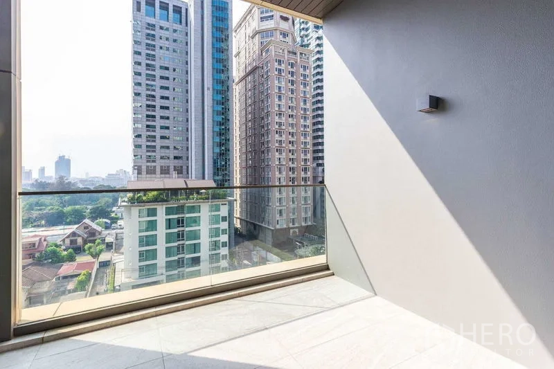 Condominium for sale in Pathum Wan, Bangkok - Covered balcony with glass railing and city skyline views in Pathum Wan