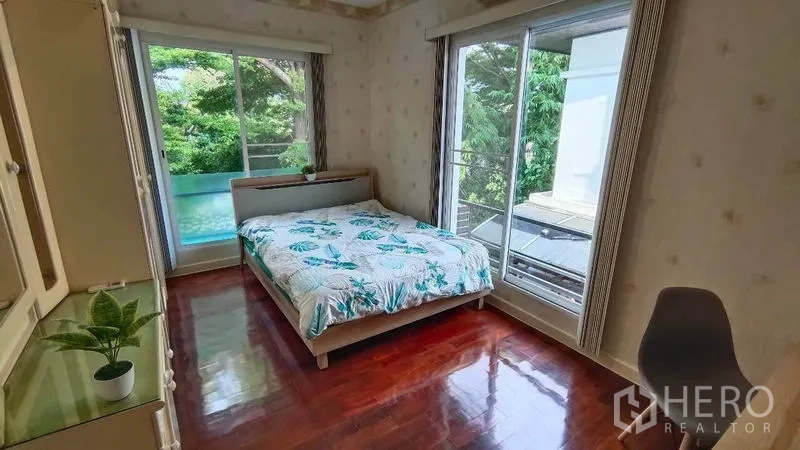 Detached House for rent in Bang Phli, Samut Prakan - Secondary bedroom with double bed, two sliding glass doors and green views.