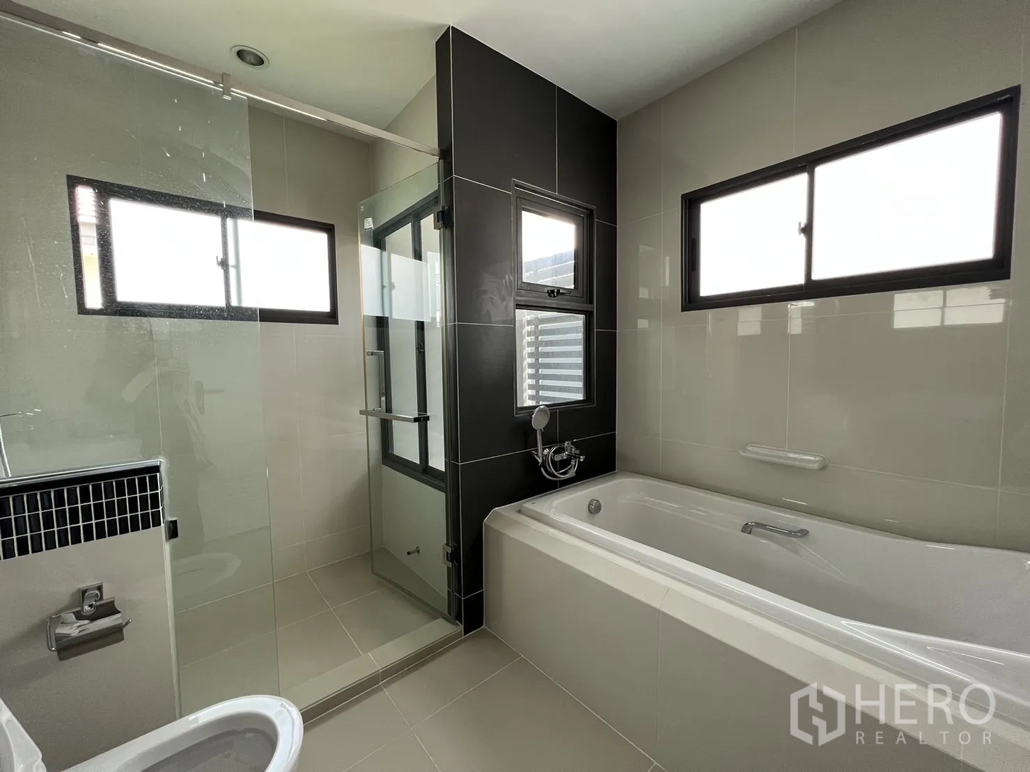 Detached House for sale in Suan Luang, Bangkok - Bathroom with separate shower enclosure and built-in bathtub.