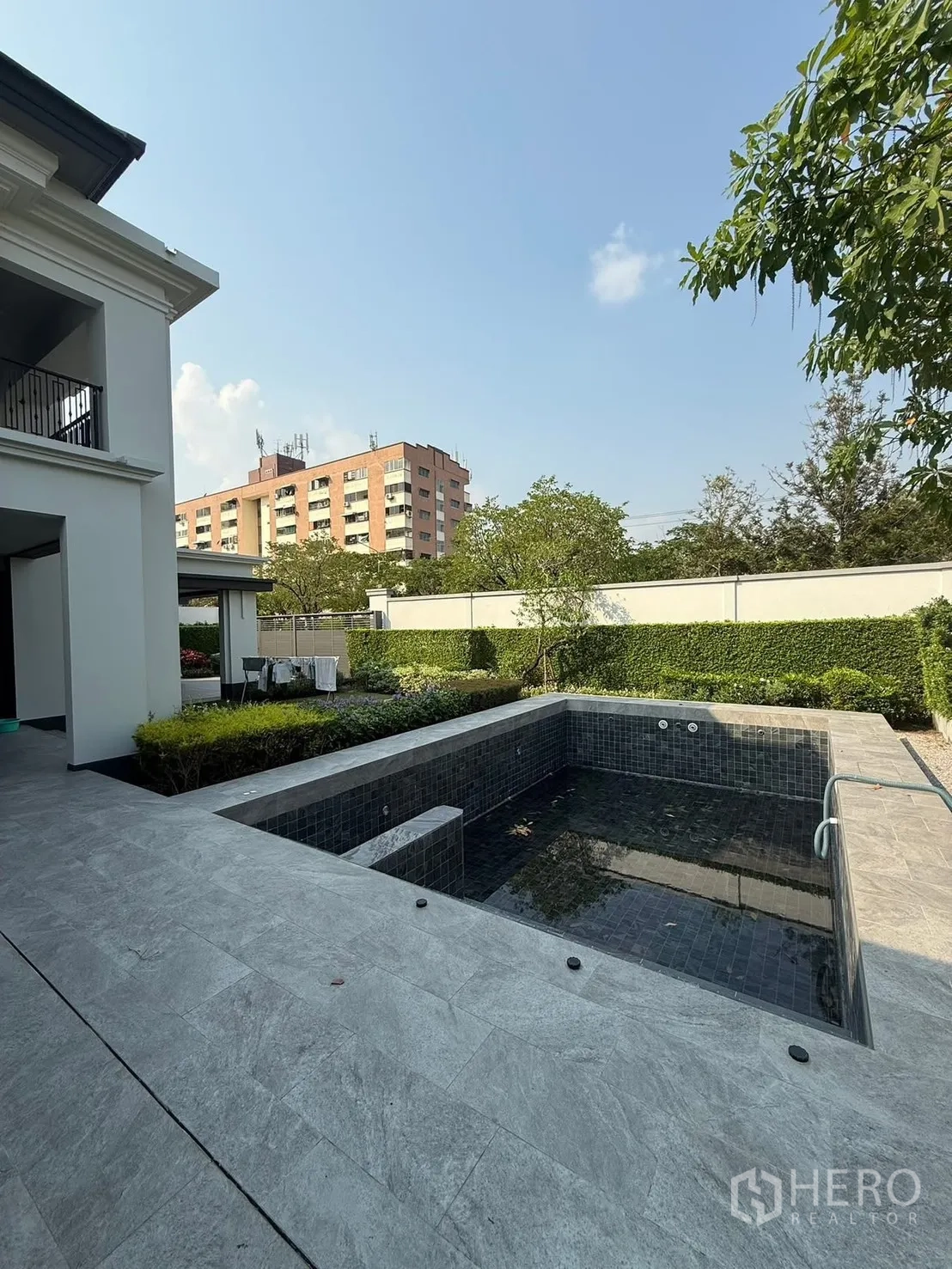 独栋房屋 for rent in Bang Kapi, Bangkok - 私家庭院露台，深色瓷砖泳池，绿篱与高围墙。
