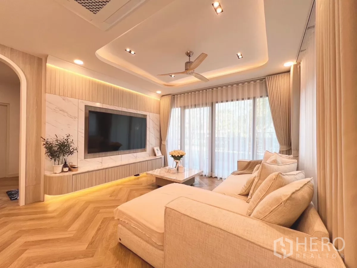 独立式住宅 出租在Bang Phli, Samut Prakan - 客厅设大理石电视墙、筒灯与转角沙发