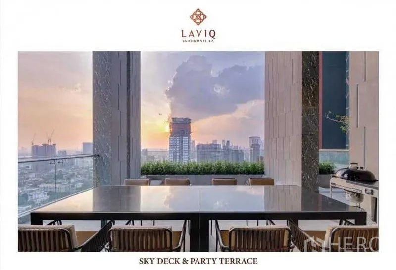 公寓 出租或出售 - 空中露台与派对平台，长桌、烧烤炉与日落天际线。