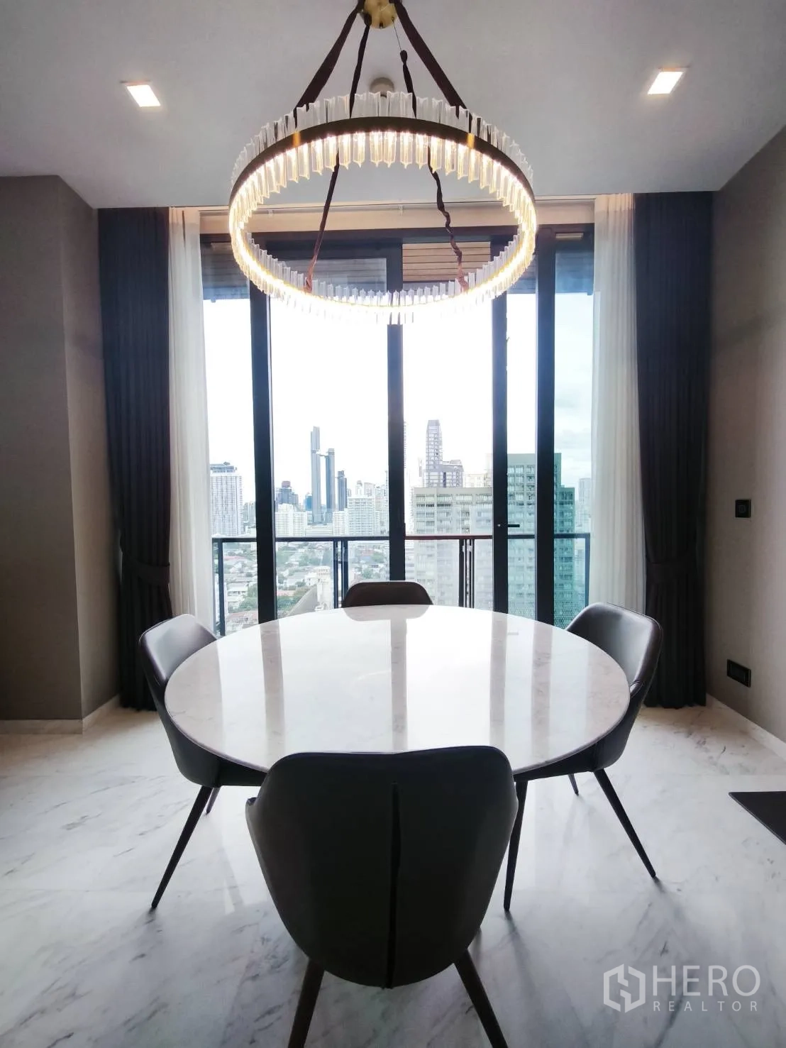 คอนโด for rent in Watthana, Bangkok - มุมทานอาหารพร้อมโคมไฟทรงวงแหวนและหน้าต่างวิวเมือง