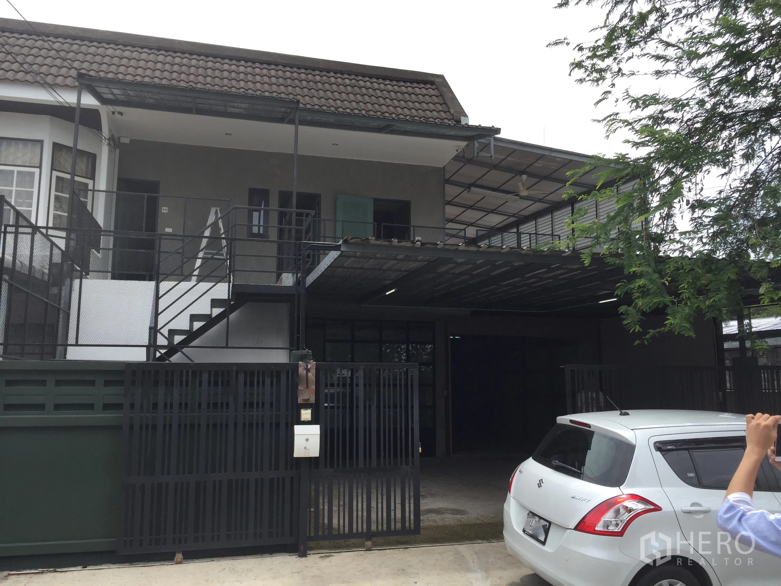独立式住宅 出租在Din Daeng, Bangkok - 两层独栋住宅，带围栏车位、金属大门与宽敞车棚。