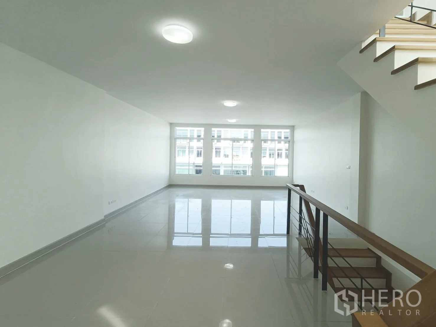带办公室的家 for rent or sale in Prawet, Bangkok - 细长开间面向整面窗，侧边栏杆与抛光地面。