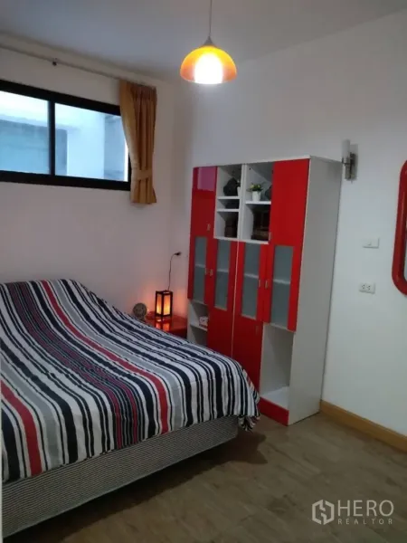 公寓 出租在Watthana, Bangkok - 温馨卧室，条纹床品，红白衣柜和窗户