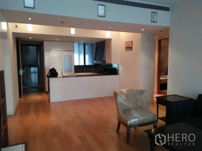 公寓 出租在Sathon, Bangkok - 开放式客厅，木地板与现代中岛厨房，位于沙吞公寓。