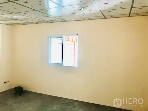 คลังสินค้า ให้เช่าในBang Kapi, Bangkok - ห้องออฟฟิศภายในโกดัง มีหน้าต่างเพดานฝ้าทีบาร์ พื้นคอนกรีต