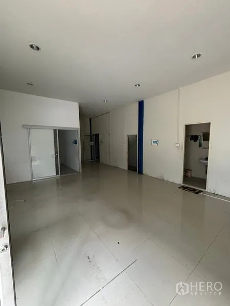 Warehouse for rent in Krathum Baen, Samut Sakhon - Open office or reception area with sliding doors and access to a washroom.